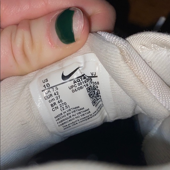 Nike white sneakers size 10 - Picture 3 of 3